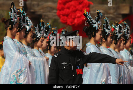 Einer öffentlichen Zeremonie zu Ehren des Gelben Kaisers und Tomb-Sweeping Day (Qingming Festival) in Huangdi, eine kleine Stadt in der Provinz Shaanxi, China Central ist am 5. April 2015 statt. Der gelbe Kaiser, oder Huangdi, ist in der chinesischen Geschichte mit ein wenig von einem kultstatus aufgrund seiner Position romantisiert hat als einer der drei legendären chinesischen Herrscher und kulturellen Helden. Foto von Stephen Rasierer/UPI Stockfoto