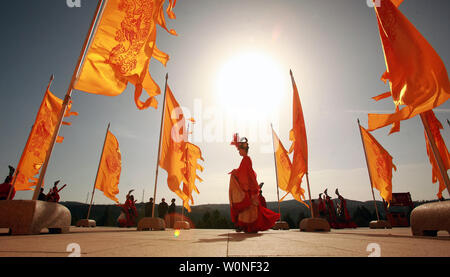 Einer öffentlichen Zeremonie zu Ehren des Gelben Kaisers und Tomb-Sweeping Day (Qingming Festival) in Huangdi, eine kleine Stadt in der Provinz Shaanxi, China Central ist am 5. April 2015 statt. Der gelbe Kaiser, oder Huangdi, ist in der chinesischen Geschichte mit ein wenig von einem kultstatus aufgrund seiner Position romantisiert hat als einer der drei legendären chinesischen Herrscher und kulturellen Helden. Foto von Stephen Rasierer/UPI Stockfoto