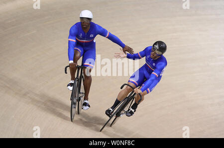 Frankreich Gregory Bauge (links) feiert mit Quentin Lafargue nach der 1. Runde gewinnen gegen Weißrussland in der Mens Team Sprint, bei Tag sieben der Europäischen Spiele 2019 in Minsk. Stockfoto