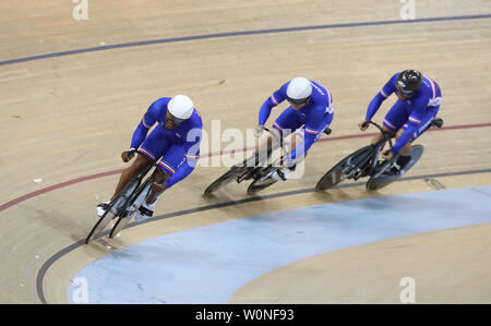 Frances Gregory Bauge führt Quentin Caleyron und Quentin Lafargue in der 1. Runde der Männer Team Sprint, bei Tag sieben der Europäischen Spiele 2019 in Minsk. Stockfoto