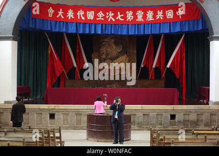 Chinesische Touristen besuchen sie die Zentrale Auditorium auf die revolutionäre Seite der Kommunistischen Partei Chinas (CPC), geführt vom ehemaligen Steuermann Mao Zedong, in Yangjialing Stadt Yan'an, Provinz Shaanxi am 5. April 2017. Die 'Wiege der Chinesischen Revolution', Yan'an, wo die Kommunisten unter der Führung von Mao, ihre wichtigste Basis nach dem langen Marsch ansässig betrachtet. Foto von Stephen Rasierer/UPI Stockfoto