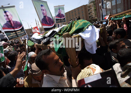 Jemenitische trauernde tragen die Organe der anti-Regimes Demonstranten schossen durch Sicherheitskräfte loyal zu jemenitischen Präsidenten Ali Abdullah Saleh am Tag zuvor während einer Gruppe Trauerzug in Sanaa am 21. September 2011 tot. UPI/Mohammad Abdullah Stockfoto