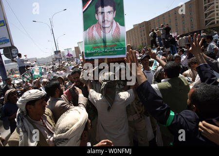 Jemenitische trauernde tragen die Organe der anti-Regimes Demonstranten schossen durch Sicherheitskräfte loyal zu jemenitischen Präsidenten Ali Abdullah Saleh am Tag zuvor während einer Gruppe Trauerzug in Sanaa am 21. September 2011 tot. Golf Vermittler versuchen Broker einen friedlichen Machtwechsel im Jemen nach links mit leeren Händen nach Rivalen Armee Einheiten einen Waffenstillstand mit Füßen getreten und erbittert bekämpften in Sanaa für einen vierten geraden Tag. UPI/Mohammad Abdullah Stockfoto