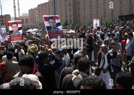 Jemenitische trauernde tragen die Organe der anti-Regimes Demonstranten schossen durch Sicherheitskräfte loyal zu jemenitischen Präsidenten Ali Abdullah Saleh am Tag zuvor während einer Gruppe Trauerzug in Sanaa am 21. September 2011 tot. Golf Vermittler versuchen Broker einen friedlichen Machtwechsel im Jemen nach links mit leeren Händen nach Rivalen Armee Einheiten einen Waffenstillstand mit Füßen getreten und erbittert bekämpften in Sanaa für einen vierten geraden Tag. UPI/Mohammad Abdullah Stockfoto