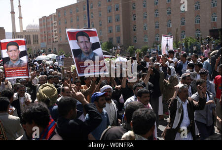 Jemenitische trauernde tragen die Organe der anti-Regimes Demonstranten schossen durch Sicherheitskräfte loyal zu jemenitischen Präsidenten Ali Abdullah Saleh am Tag zuvor während einer Gruppe Trauerzug in Sanaa am 21. September 2011 tot. Golf Vermittler versuchen Broker einen friedlichen Machtwechsel im Jemen nach links mit leeren Händen nach Rivalen Armee Einheiten einen Waffenstillstand mit Füßen getreten und erbittert bekämpften in Sanaa für einen vierten geraden Tag. UPI/Mohammad Abdullah Stockfoto