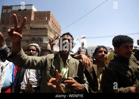 Jemenitische anti-Regimes Demonstranten skandieren Parolen während einer Demonstration Aufruf für den Sturz und Versuch von Präsident Ali Abdullah Saleh in Sanaa am 2. Oktober 2011, wie die JEMENITISCHE Jugendbewegung hinter die monatelangen Aufstand hat für den angeschlagenen Präsidenten Versuch in den Internationalen Strafgerichtshof zu stellen. UPI/Abdulrahman Abdallah. Stockfoto