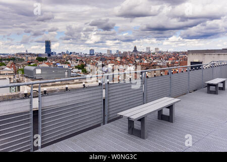 Dachterrasse mit Blick über Brüssel, Belgien. Stockfoto