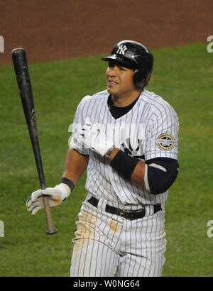 New York Yankees Alex Rodriguez wird von einem Pitch im fünften Inning von Spiel 6 der World Series gegen die Philadelphia Phillies in New York traf am 4. November 2009. UPI/Pat Benic Stockfoto