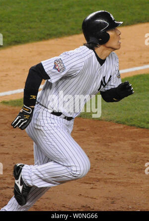 New York Yankees Hideki Matsui hits zwei RBI double im fünften Inning von Spiel 6 der World Series gegen die Philadelphia Phillies in New York am 4. November 2009. UPI/Pat Benic Stockfoto