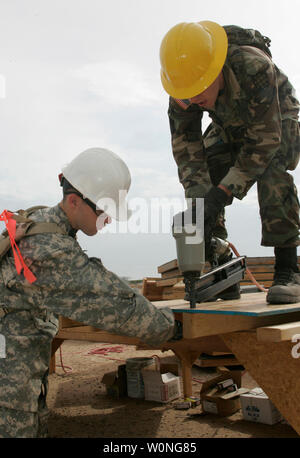 Spc. Steven Clark von Salt Lake City Utah und Pfc. Robert Kelly aus Park City, Utah der Utah National Guard bauen konkrete Formen für den grenzzaun an der Arizona Grenze mit Mexiko in San Luis, Arizona 6. Juni 2006. (UPI FOTO/DAS Befugnisse) Stockfoto