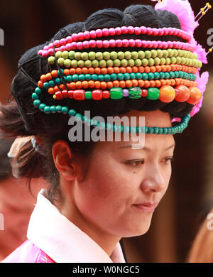 Chinesische Frauen der ethnischen Minderheit der Naxi Singen und Tanzen zu traditionellen Songs während der Show für Touristen in der Yunnan Nationalitäten Dorf in Kunming, der Hauptstadt der Provinz Yunnan im Süden Chinas, am 23. September 2012. China erkennt 55 ethnische Minderheiten innerhalb des Landes zusätzlich zu den Han Mehrheit. Mit über 25 ethnischen Minderheiten in Yunnan, sie machen etwa 34 Prozent der Bevölkerung. Alle Hängen auf ihre kulturelle Identität als 'Fortschritt' durch eine größere, leistungsfähigere Han Mehrheit begleitet wird. UPI/Stephen Rasierer Stockfoto