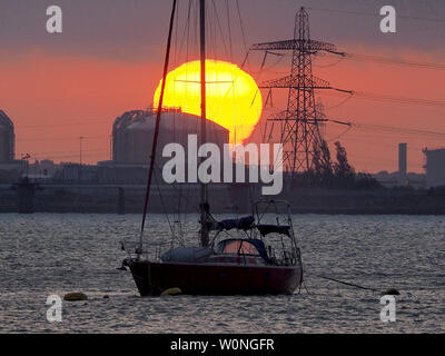 Queenborough, Kent, UK. 27 Juni, 2019. UK Wetter: Heute abend sonnenuntergang in Queenborough, Kent. Credit: James Bell/Alamy leben Nachrichten Stockfoto