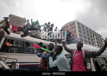 Die Menschen jubeln während einer März in den Straßen zu fordern, dass Präsident Robert Mugabe abzufinden und Schritt nach unten von der Macht in Harare, Simbabwe, am 18. November 2017. Der 93-jährige Führer an der Macht für 37 Jahre gewesen, aber hat 24 Stunden zum Rücktritt oder Amtsenthebung. Foto von Belal Khaled/UPI Stockfoto