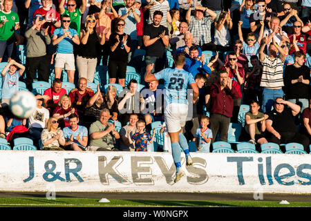 Ballymena United FCÕs Leroy Millar (23) feiert nach dem Scoring Ballymena United FCÕs erstes Ziel bei der Europa League Vorrunde Spiel in Ballymena Showgrounds, Nordirland. Stockfoto