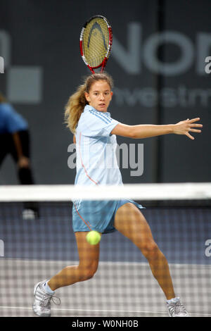 Patty Schnyder in der Schweiz bereitet sich für eine Vorhand smash im Netz während Ihr halbfinale Gewinn über Ana Ivanovic aus Serbien und Montenegro 6-2, 6-1 am Zurich Open in Zürich, Schweiz, am 22. Oktober 2005. Schnyder spielt Lindsay Davenport aus den USA in den letzten Morgen. (UPI Foto/Tom Theobald) Stockfoto