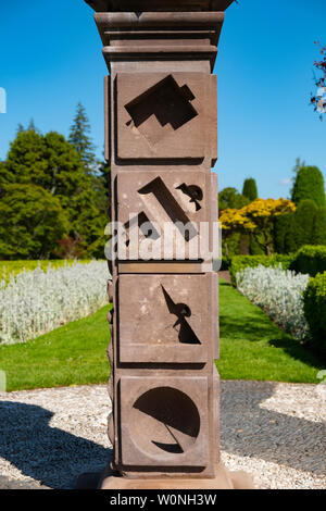 Anzeigen von Schottlands älteste Obelisk Sonnenuhr aus dem Jahr 1630, an Drummond Castle Gardens an Drummond Castle in Perthshire, Schottland, Großbritannien Stockfoto