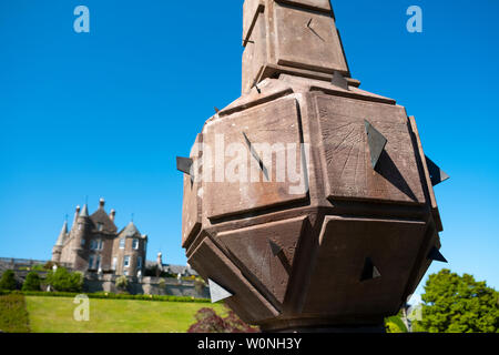 Anzeigen von Schottlands älteste Obelisk Sonnenuhr aus dem Jahr 1630, an Drummond Castle Gardens an Drummond Castle in Perthshire, Schottland, Großbritannien Stockfoto