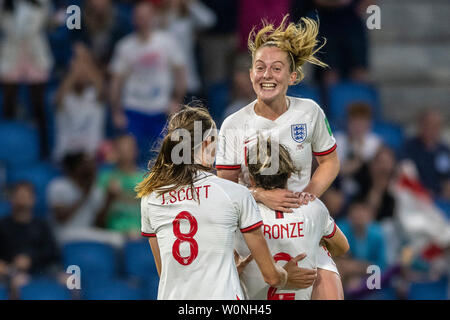 LE HAVRE, SM - 27.06.2019: Norwegen VS ENGLAND - England &#39; sy Bronzronze feiert nach dem Scoring ein Ziel (3-0) mit England's Keira Walsh von England während eines Spiels tch zwischen England und Norwegen. Weltmeisterschaft Qualifikation Fußball. FIFA. Gehalten an der Oceane Stadion in Le Havre, Frankreich (Foto: Richard Callis/Fotoarena) Stockfoto