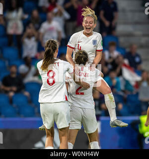 LE HAVRE, SM - 27.06.2019: Norwegen VS ENGLAND - England &#39; sy Bronzronze feiert nach dem Scoring ein Ziel (3-0) mit England's Keira Walsh von England während eines Spiels tch zwischen England und Norwegen. Weltmeisterschaft Qualifikation Fußball. FIFA. Gehalten an der Oceane Stadion in Le Havre, Frankreich (Foto: Richard Callis/Fotoarena) Stockfoto