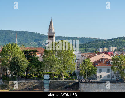 Kirche Turm erhebt sich über die Altstadt von Koper in Slowenien Stockfoto