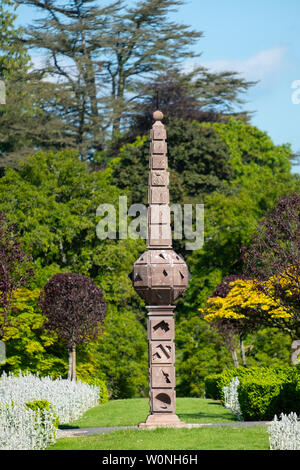 Anzeigen von Schottlands älteste Obelisk Sonnenuhr aus dem Jahr 1630, an Drummond Castle Gardens an Drummond Castle in Perthshire, Schottland, Großbritannien Stockfoto