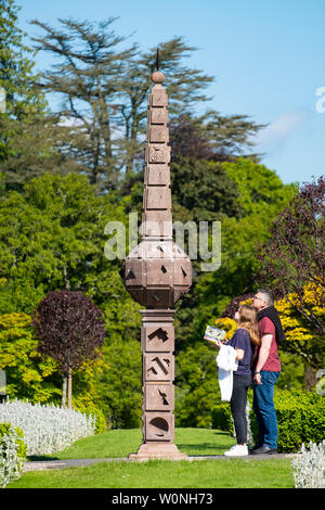 Anzeigen von Schottlands älteste Obelisk Sonnenuhr aus dem Jahr 1630, an Drummond Castle Gardens an Drummond Castle in Perthshire, Schottland, Großbritannien Stockfoto