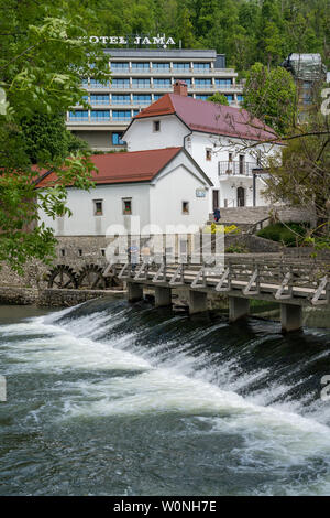 Wasserrad und Hotel Im Park in der Nähe von Postojna Höhle in Slowenien Stockfoto