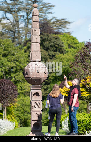 Anzeigen von Schottlands älteste Obelisk Sonnenuhr aus dem Jahr 1630, an Drummond Castle Gardens an Drummond Castle in Perthshire, Schottland, Großbritannien Stockfoto