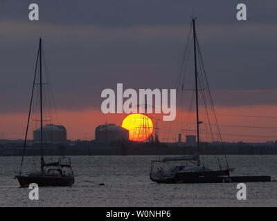 Queenborough, Kent, UK. 27 Juni, 2019. UK Wetter: Heute abend sonnenuntergang in Queenborough, Kent. Credit: James Bell/Alamy leben Nachrichten Stockfoto