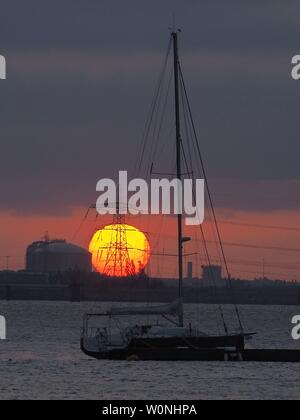 Queenborough, Kent, UK. 27 Juni, 2019. UK Wetter: Heute abend sonnenuntergang in Queenborough, Kent. Credit: James Bell/Alamy leben Nachrichten Stockfoto