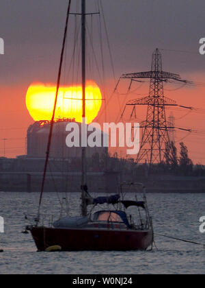 Queenborough, Kent, UK. 27 Juni, 2019. UK Wetter: Heute abend sonnenuntergang in Queenborough, Kent. Credit: James Bell/Alamy leben Nachrichten Stockfoto