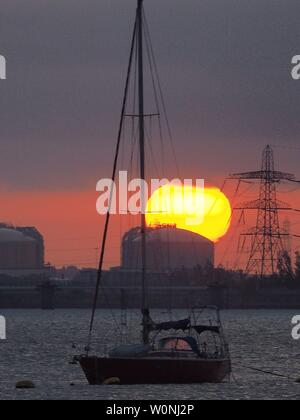 Queenborough, Kent, UK. 27 Juni, 2019. UK Wetter: Heute abend sonnenuntergang in Queenborough, Kent. Credit: James Bell/Alamy leben Nachrichten Stockfoto