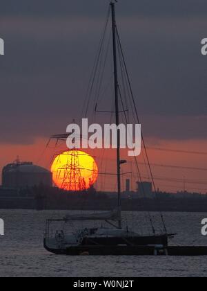 Queenborough, Kent, UK. 27 Juni, 2019. UK Wetter: Heute abend sonnenuntergang in Queenborough, Kent. Credit: James Bell/Alamy leben Nachrichten Stockfoto