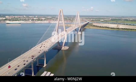 Antenne drone Schuß der Ravenel Bridge mit der Hafen von Charleston im Hintergrund. Stockfoto