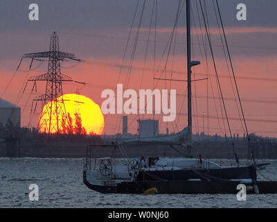 Queenborough, Kent, UK. 27 Juni, 2019. UK Wetter: Heute abend sonnenuntergang in Queenborough, Kent. Credit: James Bell/Alamy leben Nachrichten Stockfoto