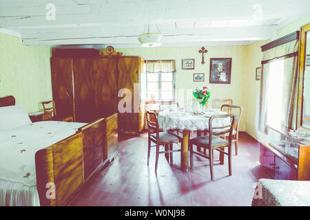 CHORZOW, Polen - Juni 27, 2019: Open-air Museum in Chorzów. Innenraum der Holzhütte im Heritage Park. Oberschlesischen ethnografischer Park in Chorzów. Stockfoto