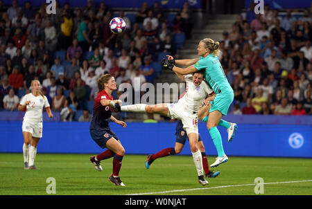 England's Ellen White kollidiert mit Norwegen Torwart Ingrid Hjelmseth (rechts) während der FIFA Frauen-WM-Viertelfinale in Stade Oceane, Le Havre, Frankreich. Stockfoto