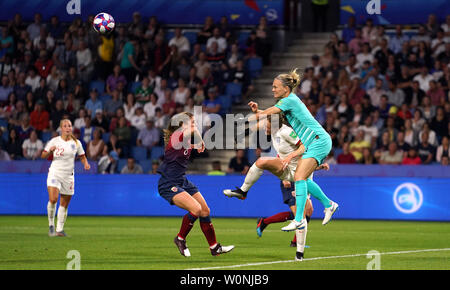 England's Ellen White kollidiert mit Norwegen Torwart Ingrid Hjelmseth (rechts) während der FIFA Frauen-WM-Viertelfinale in Stade Oceane, Le Havre, Frankreich. Stockfoto