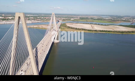 Antenne drone Schuß der Ravenel Bridge zwischen Charleston, South Carolina und Mt Pleasant. Stockfoto