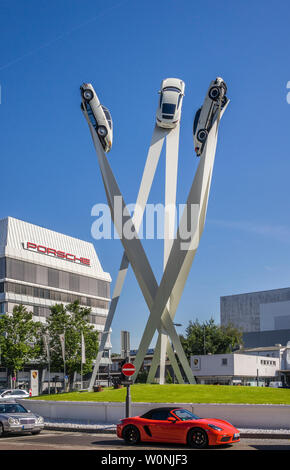 Porsche Skulptur am Porscheplatz in Stuttgard-Zuffenhausen im Porsche Museum Porsche 911 Modelle streben nach oben auf drei Stelen, Stuttgart, DE Stockfoto