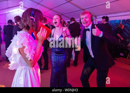 Bild vom Juni 18/19 Th zeigt Studenten in der Silent Disco am St Johns' Ball in Cambridge. Bilder bieten einen seltenen Blick hinter die Kulissen der aufwendigen St Johns" Ball, jetzt der Höhepunkt der sozialen Kalender an der Universität Cambridge und von Pixie Lott Headliner in diesem Jahr. Studenten trotzten dem Regen in schwarzer Krawatte und elegante Ballkleider für die Veranstaltung, "Siebter besten Party der Welt" wurde vom Time Magazine zu Schritt. Jedes Jahr gibt es eine Jagt, Tickets für das spektakuläre Ende des Jahres Party, die Kosten £ 365 für ein Paar. Das Thema der Veranstaltung ist immer eine eng Guard Stockfoto