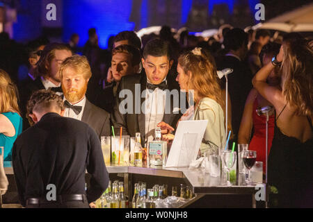 Bild vom Juni 18/19 Th zeigt Schüler, die an der St Johns' Ball in Cambridge. Bilder bieten einen seltenen Blick hinter die Kulissen der aufwendigen St Johns" Ball, jetzt der Höhepunkt der sozialen Kalender an der Universität Cambridge und von Pixie Lott Headliner in diesem Jahr. Studenten trotzten dem Regen in schwarzer Krawatte und elegante Ballkleider für die Veranstaltung, "Siebter besten Party der Welt" wurde vom Time Magazine zu Schritt. Jedes Jahr gibt es eine Jagt, Tickets für das spektakuläre Ende des Jahres Party, die Kosten £ 365 für ein Paar. Das Thema der Veranstaltung ist immer ein streng gehütetes Geheimnis, bis die Stockfoto