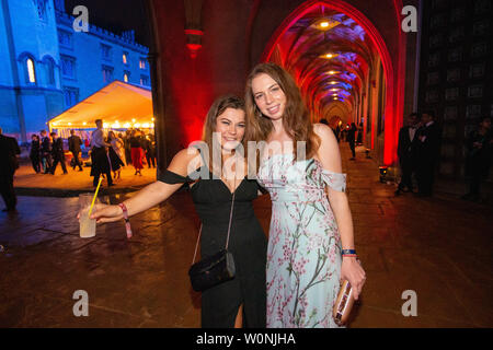 Bild vom Juni 18/19 Th zeigt Schüler, die an der St Johns' Ball in Cambridge. Bilder bieten einen seltenen Blick hinter die Kulissen der aufwendigen St Johns" Ball, jetzt der Höhepunkt der sozialen Kalender an der Universität Cambridge und von Pixie Lott Headliner in diesem Jahr. Studenten trotzten dem Regen in schwarzer Krawatte und elegante Ballkleider für die Veranstaltung, "Siebter besten Party der Welt" wurde vom Time Magazine zu Schritt. Jedes Jahr gibt es eine Jagt, Tickets für das spektakuläre Ende des Jahres Party, die Kosten £ 365 für ein Paar. Das Thema der Veranstaltung ist immer ein streng gehütetes Geheimnis, bis die Stockfoto