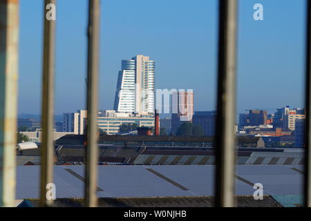 Bridgewater Hotel & Kerze Haus sind auf Granary Wharf in Leeds entfernt. Diese Ansicht ist vom ein verfallenes Gebäude in Hunslet. Stockfoto