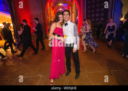 Bild vom Juni 18/19 Th zeigt Schüler, die an der St Johns' Ball in Cambridge. Bilder bieten einen seltenen Blick hinter die Kulissen der aufwendigen St Johns" Ball, jetzt der Höhepunkt der sozialen Kalender an der Universität Cambridge und von Pixie Lott Headliner in diesem Jahr. Studenten trotzten dem Regen in schwarzer Krawatte und elegante Ballkleider für die Veranstaltung, "Siebter besten Party der Welt" wurde vom Time Magazine zu Schritt. Jedes Jahr gibt es eine Jagt, Tickets für das spektakuläre Ende des Jahres Party, die Kosten £ 365 für ein Paar. Das Thema der Veranstaltung ist immer ein streng gehütetes Geheimnis, bis die Stockfoto