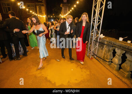 Bild vom Juni 18/19 Th zeigt Schüler, die an der St Johns' Ball in Cambridge. Bilder bieten einen seltenen Blick hinter die Kulissen der aufwendigen St Johns" Ball, jetzt der Höhepunkt der sozialen Kalender an der Universität Cambridge und von Pixie Lott Headliner in diesem Jahr. Studenten trotzten dem Regen in schwarzer Krawatte und elegante Ballkleider für die Veranstaltung, "Siebter besten Party der Welt" wurde vom Time Magazine zu Schritt. Jedes Jahr gibt es eine Jagt, Tickets für das spektakuläre Ende des Jahres Party, die Kosten £ 365 für ein Paar. Das Thema der Veranstaltung ist immer ein streng gehütetes Geheimnis, bis die Stockfoto