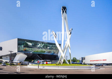 Porsche Skulptur am Porscheplatz in Stuttgard-Zuffenhausen im Porsche Museum Porsche 911 Modelle streben nach oben auf drei Stelen, Stuttgart, DE Stockfoto