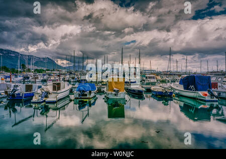 Kastel Gomilica in der Nähe von Split Hafenansicht bei bewölktem Wetter Stockfoto