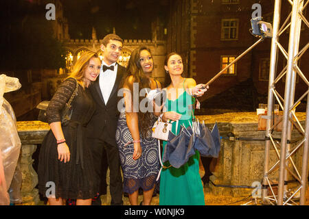 Bild vom Juni 18/19 Th zeigt Schüler, die an der St Johns' Ball in Cambridge. Bilder bieten einen seltenen Blick hinter die Kulissen der aufwendigen St Johns" Ball, jetzt der Höhepunkt der sozialen Kalender an der Universität Cambridge und von Pixie Lott Headliner in diesem Jahr. Studenten trotzten dem Regen in schwarzer Krawatte und elegante Ballkleider für die Veranstaltung, "Siebter besten Party der Welt" wurde vom Time Magazine zu Schritt. Jedes Jahr gibt es eine Jagt, Tickets für das spektakuläre Ende des Jahres Party, die Kosten £ 365 für ein Paar. Das Thema der Veranstaltung ist immer ein streng gehütetes Geheimnis, bis die Stockfoto