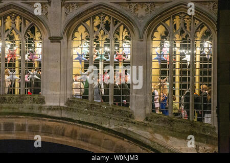 Bild vom Juni 18/19 Th zeigt Studenten der Seufzerbrücke überqueren, die an der St Johns' Ball in Cambridge. Bilder bieten einen seltenen Blick hinter die Kulissen der aufwendigen St Johns" Ball, jetzt der Höhepunkt der sozialen Kalender an der Universität Cambridge und von Pixie Lott Headliner in diesem Jahr. Studenten trotzten dem Regen in schwarzer Krawatte und elegante Ballkleider für die Veranstaltung, "Siebter besten Party der Welt" wurde vom Time Magazine zu Schritt. Jedes Jahr gibt es eine Jagt, Tickets für das spektakuläre Ende des Jahres Party, die Kosten £ 365 für ein Paar. Das Thema der Veranstaltung ist immer ein Clos Stockfoto